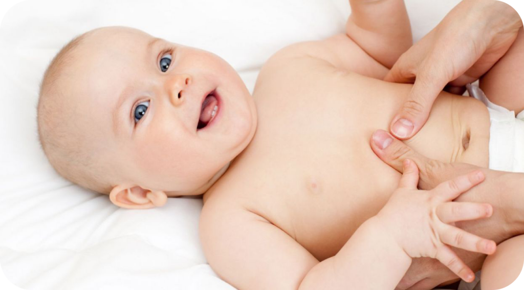 neonato ride durante un trattamento di fisioterapia pediatrica