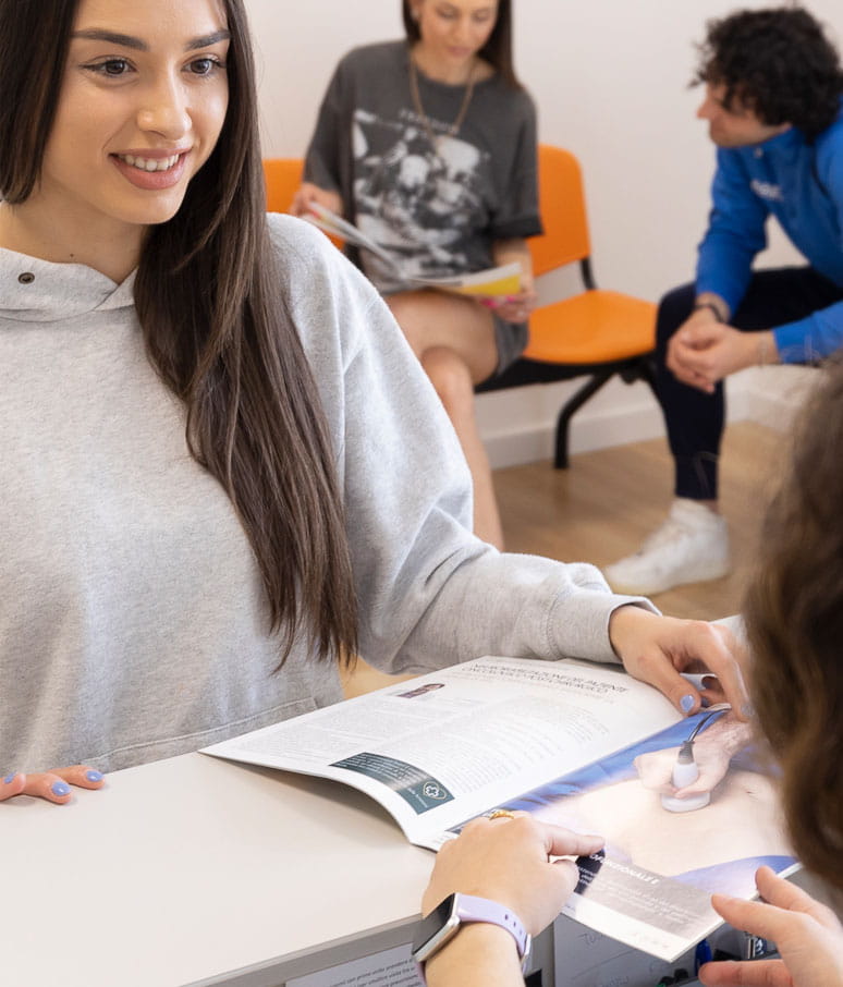 Ragazza che presenta una tecnica fisioterapica